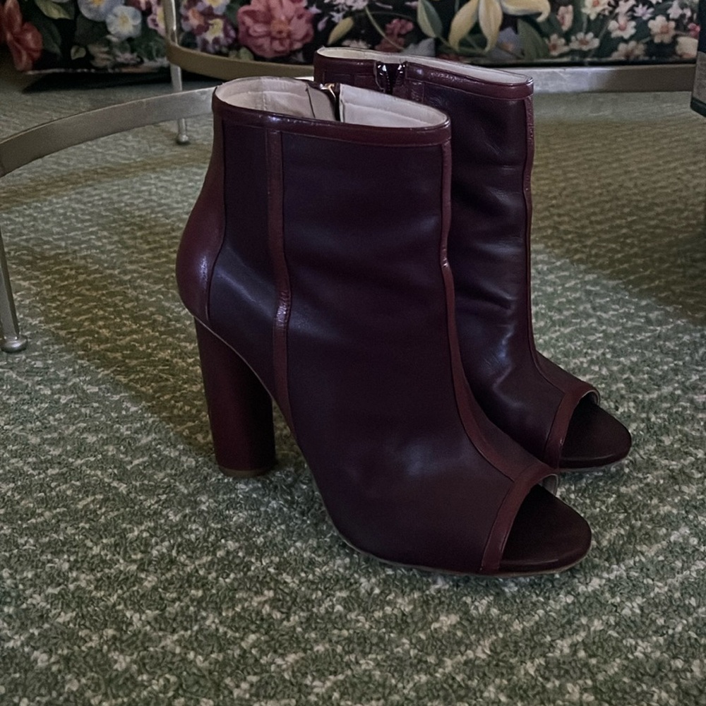 Maiyet peep toe heels. Made in Italy.